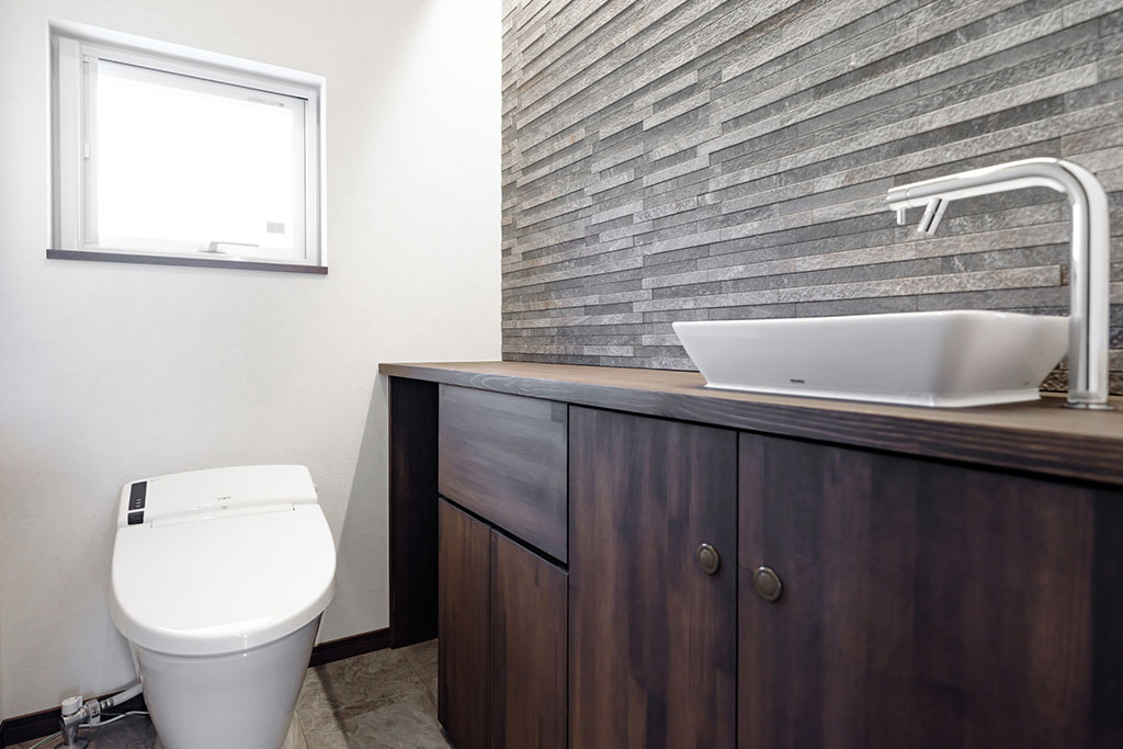 トイレのタイルが割れたので直したい