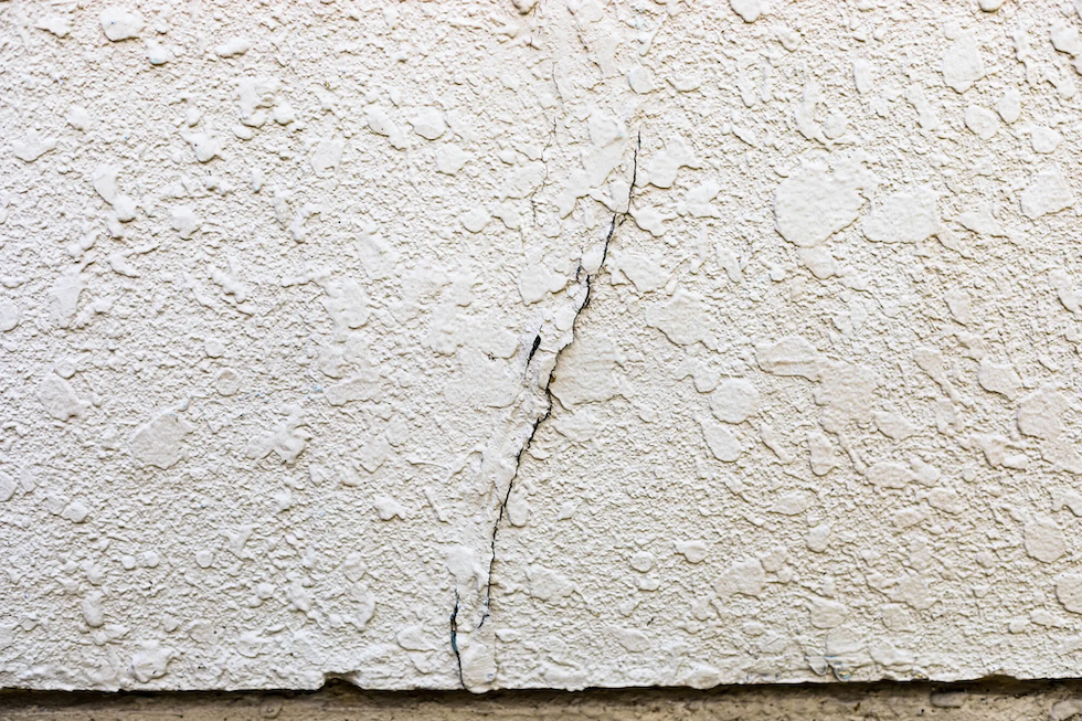 外壁にひびが入った。どうすれば？