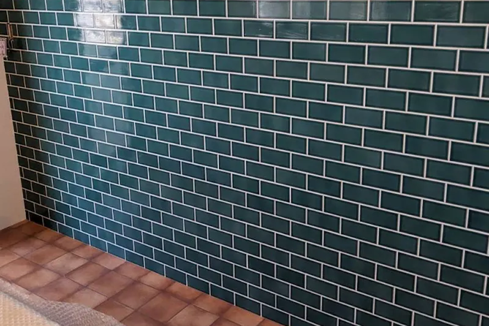 アクセント壁としての装飾タイル施工